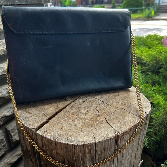 Vintage Salvatore FERRAGAMO navy blue leather crossbody clutch gold chain strap. - Picture 7 of 16